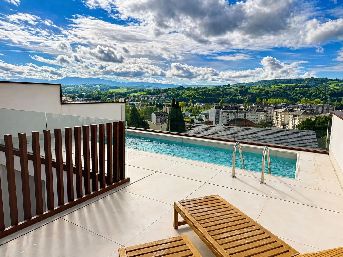 Terraza y piscina del Hotel Kavia Sarria con vistas panorámicas al valle de Sarria y el Camino de Santiago