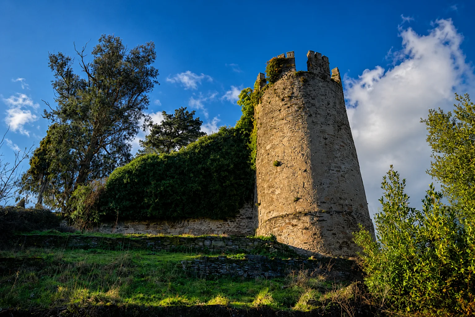 Torre del Homenaje del castillo medieval de Sarria con vistas al valle