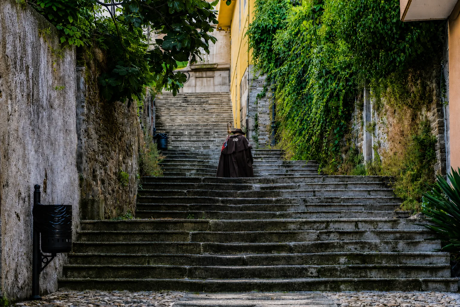 Escalinata empedrada de la Rúa Maior de Sarria, símbolo del Camino Francés a su paso por la villa