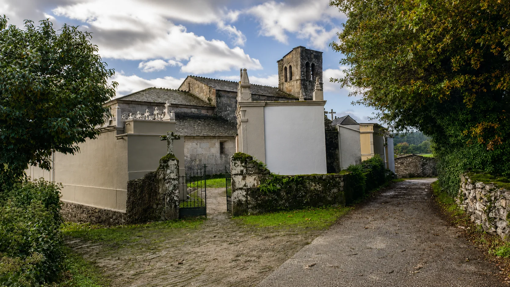Fachada románica de la iglesia de Santiago de Barbadelo, siglo XII, junto al Camino de Santiago en Sarria