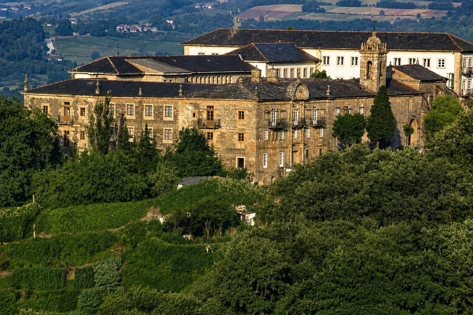 Claustro del Monasterio de la Magdalena de Sarria, fundado en el siglo XIII por frailes italianos