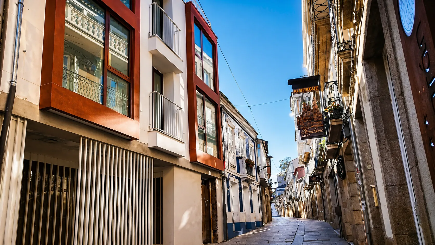 Calle empedrada de la Rúa Maior de Sarria, arteria principal del Camino de Santiago a su paso por la villa